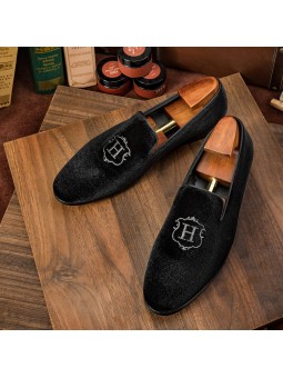 lippers de terciopelo negro con detalle de bordado, punta redonda y acabados elegantes.