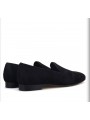 Slippers de terciopelo negro con efecto acolchado, bordes de grosgrain, empeine dentada y punta redonda.