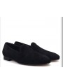 Slippers de terciopelo negro con efecto acolchado, bordes de grosgrain, empeine dentada y punta redonda.