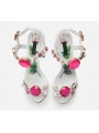 Sandalias blancas con correas, tacones altos y broches, con plantilla de cuero.