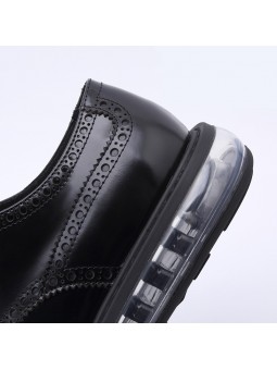 Scarpe brogue in vera pelle nera con suola trasparente, un perfetto equilibrio tra eleganza classica e modernità.