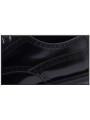Scarpe brogue in vera pelle nera con suola trasparente, un perfetto equilibrio tra eleganza classica e modernità.