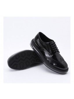 Scarpe brogue in vera pelle nera con suola trasparente, un perfetto equilibrio tra eleganza classica e modernità.