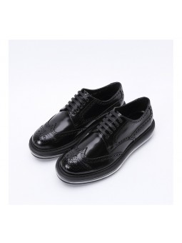 Scarpe brogue in vera pelle nera con suola trasparente, un perfetto equilibrio tra eleganza classica e modernità.