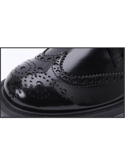 Scarpe brogue in vera pelle nera con suola trasparente, un perfetto equilibrio tra eleganza classica e modernità.