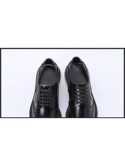 Scarpe brogue in vera pelle nera con suola trasparente, un perfetto equilibrio tra eleganza classica e modernità.