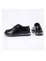 Scarpe brogue in vera pelle nera con suola trasparente, un perfetto equilibrio tra eleganza classica e modernità.