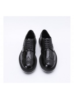 Scarpe brogue in vera pelle nera con suola trasparente, un perfetto equilibrio tra eleganza classica e modernità.
