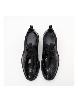 Zapatos brogue de cuero negro con suela azul, detalle de grosgrain y lengüeta trasera para un estilo distingué.