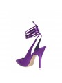 Escarpins en satin violet avec élégantes lanières entrelacées.