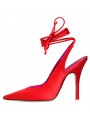 Zapatos de satén rojo con finas correas entrelazadas para un look impactante.
