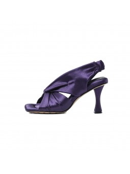 Mule in raso viola a punta quadrata e tacco alto, con cinturino posteriore elastico e soletta in pelle.