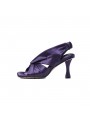 Mules en satin violet à bout carré et talon haut, avec bride arrière élastiquée et semelle intérieure en cuir.