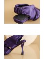 Mules de satén violeta con punta cuadrada y tacón alto, con correa trasera elástica y plantilla de cuero.