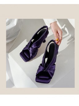 Mule in raso viola a punta quadrata e tacco alto, con cinturino posteriore elastico e soletta in pelle.