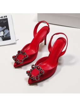 Zapatos de salón slingback de satén rojo con tacón de aguja, punta fina y correa trasera elástica
