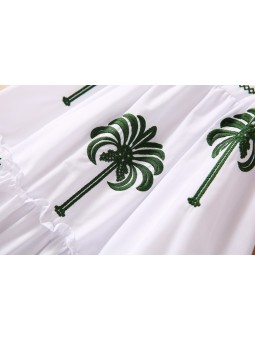 Vestido de verano blanco largo con palmeras verdes, escote en trapecio invertido y mangas cortas abotonadas