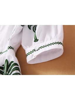 Robe d’été blanche longue à motifs de palmiers verts, avec encolure trapèze inversé et manches courtes boutonnées