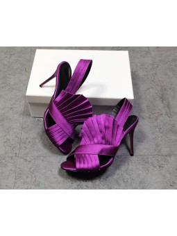 Sandalias de tacón alto de satén violeta con correas plisadas. Elegancia y misterio para un estilo fascinante.