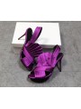 Sandalias de tacón alto de satén violeta con correas plisadas. Elegancia y misterio para un estilo fascinante.