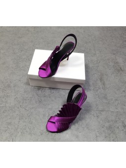 Sandalias de tacón alto de satén violeta con correas plisadas. Elegancia y misterio para un estilo fascinante.