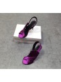Sandalias de tacón alto de satén violeta con correas plisadas. Elegancia y misterio para un estilo fascinante.