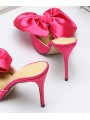 Sandales à talons aiguilles roses, ornées d’un délicat nœud papillon. L’élégance et la féminité en toute légèreté.