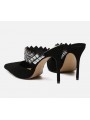 Élégantes sandales noires en suède à talons aiguilles, avec une bride ornée de strass pour une touche glamour.