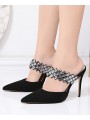 Élégantes sandales noires en suède à talons aiguilles, avec une bride ornée de strass pour une touche glamour.