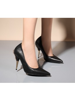 Zapatos de tacón alto negros con adorno de letra V | Prato