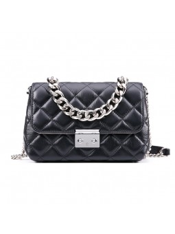 Bolso de hombro de cuero acolchado negro, adornado con una cadena gourmet plateada.