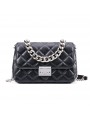 Bolso de hombro de cuero acolchado negro, adornado con una cadena gourmet plateada.