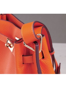 Borsa secchiello in pelle martellata arancione con cinturini e lucchetto, finiture dorate e tracolla in pelle regolabile.