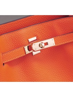 Borsa secchiello in pelle martellata arancione con cinturini e lucchetto, finiture dorate e tracolla in pelle regolabile.