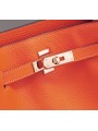 Borsa secchiello in pelle martellata arancione con cinturini e lucchetto, finiture dorate e tracolla in pelle regolabile.
