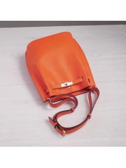 Borsa secchiello in pelle martellata arancione con cinturini e lucchetto, finiture dorate e tracolla in pelle regolabile.