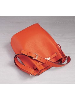 Borsa secchiello in pelle martellata arancione con cinturini e lucchetto, finiture dorate e tracolla in pelle regolabile.