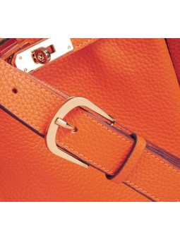 Borsa secchiello in pelle martellata arancione con cinturini e lucchetto, finiture dorate e tracolla in pelle regolabile.