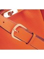 Borsa secchiello in pelle martellata arancione con cinturini e lucchetto, finiture dorate e tracolla in pelle regolabile.