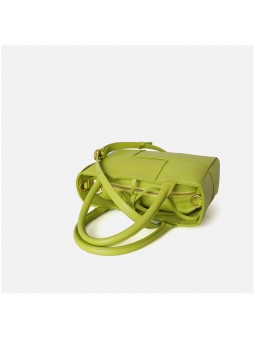 Bolso tote grande de piel lisa trenzada en verde pistacho. Acabado dorado y correa ajustable. Fresco y moderno.