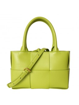 Bolso tote grande de piel lisa trenzada en verde pistacho. Acabado dorado y correa ajustable. Fresco y moderno.