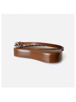 Sac en cuir marron au design incurvé, avec finition argentée et fermeture à glissière.