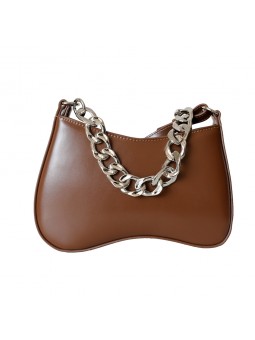 Sac en cuir marron au design incurvé, avec finition argentée et fermeture à glissière.