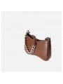 Sac en cuir marron au design incurvé, avec finition argentée et fermeture à glissière.