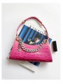 Borsa a spalla elegante in pelle stampata coccodrillo con una finitura sfumata lampone e dettagli dorati.