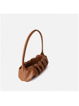 Bolso de hombro Nube en cuero plisado marrón con acabado plateado – Una combinación perfecta de elegancia y versatilidad.