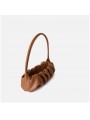 Bolso de hombro Nube en cuero plisado marrón con acabado plateado – Una combinación perfecta de elegancia y versatilidad.