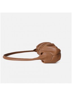 Bolso de hombro Nube en cuero plisado marrón con acabado plateado – Una combinación perfecta de elegancia y versatilidad.