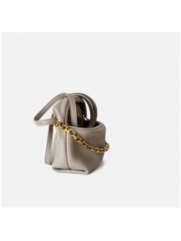Sac à bandoulière en cuir grainé souple gris avec intérieur en cuir retourné et poche zippée.
