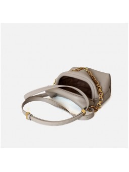 Sac à bandoulière en cuir grainé souple gris avec intérieur en cuir retourné et poche zippée.